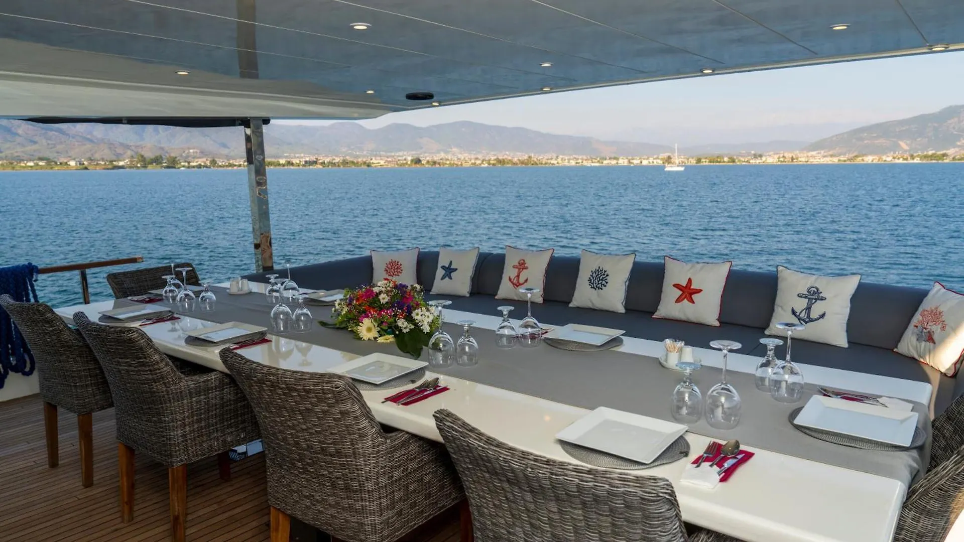 Πλωτό κατάλυμα Explorer Yacht Φετιγιέ