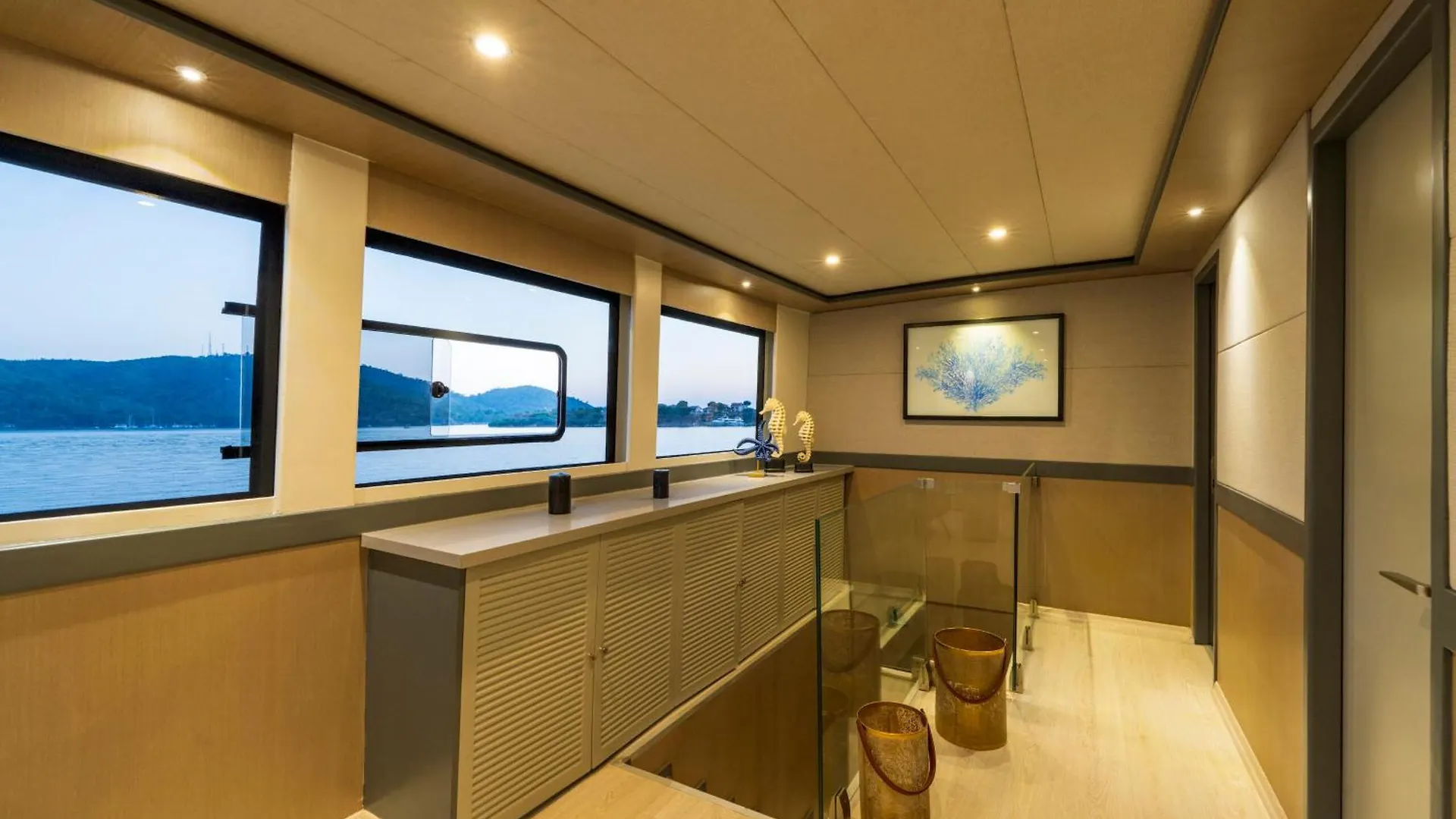 Explorer Yacht Φετιγιέ