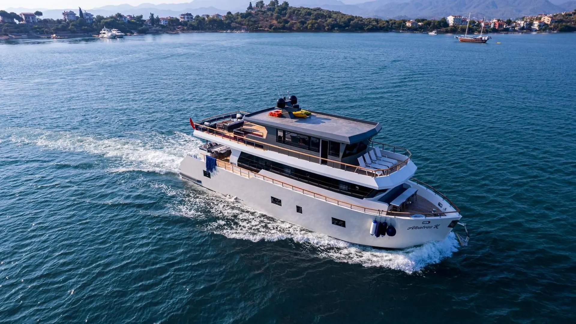 Explorer Yacht Φετιγιέ