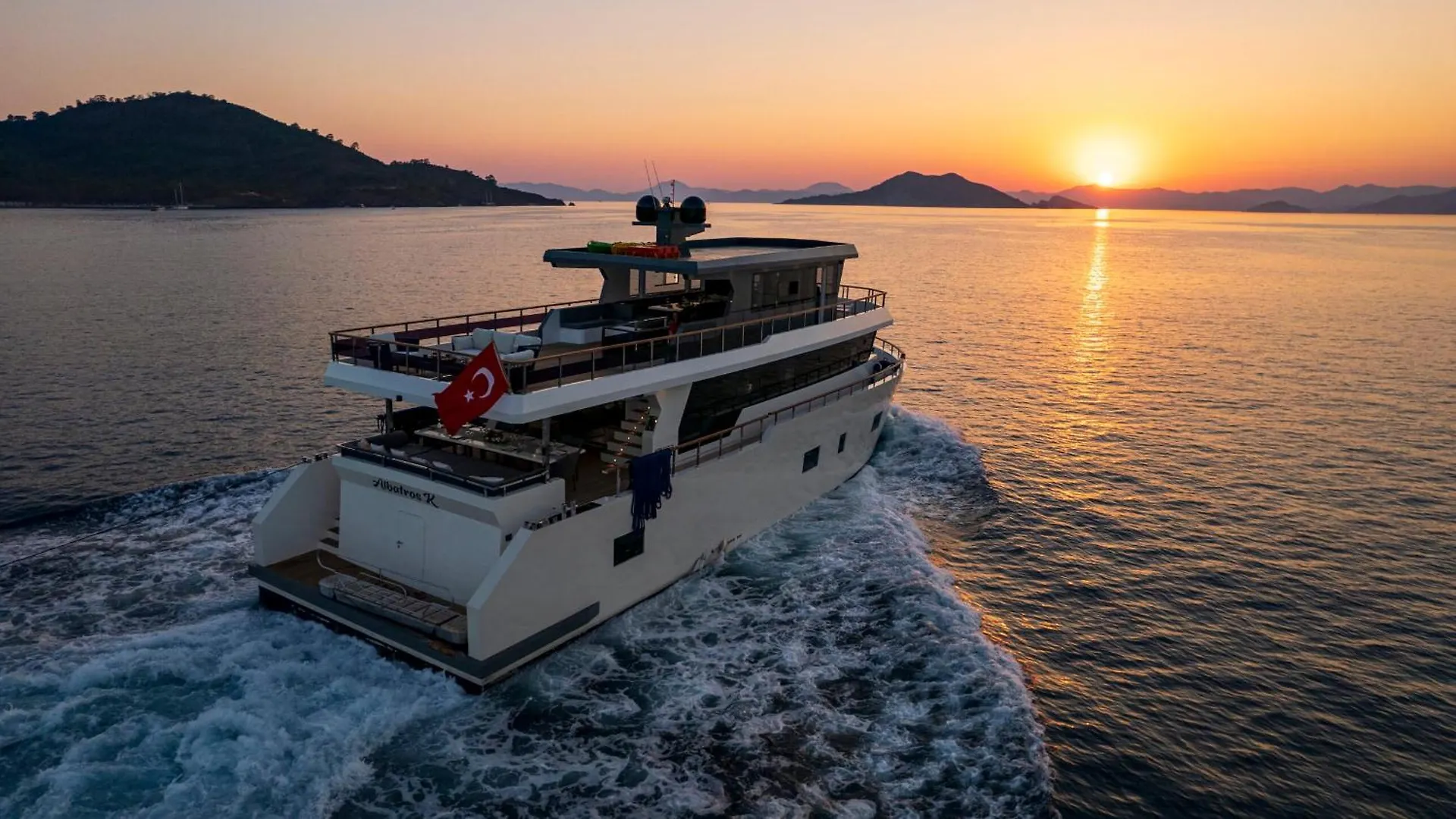 Explorer Yacht Φετιγιέ